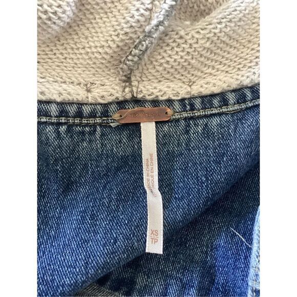 Free People Distressed Denim Jean Jacket Sz XS   Knit Sleeves Removable Hoodie - Picture 8 of 12